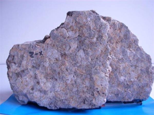 出料細度80目的磷礦石雷蒙磨粉機多少錢？產量有多大？