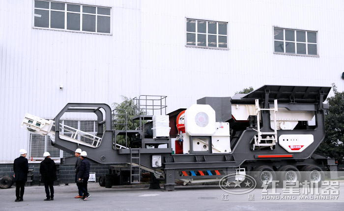 客戶參觀紅星青石移動(dòng)石子破碎機(jī)