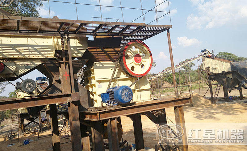 顎式破石機(jī)粉碎石灰石現(xiàn)場(chǎng)