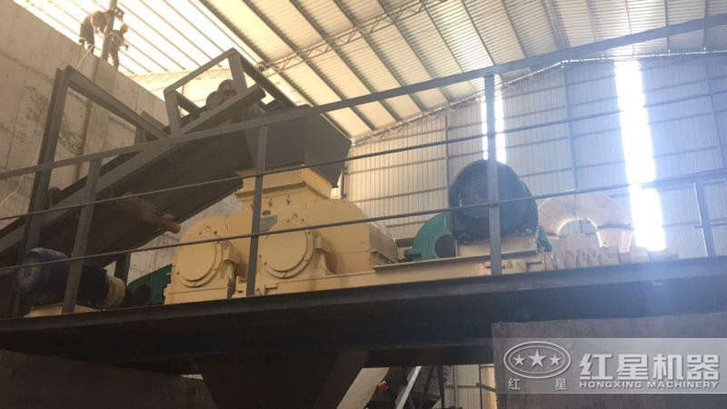 對(duì)輥機(jī)處理水泥加工現(xiàn)場